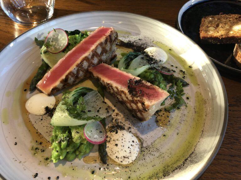 Trühvel restoran. Grillitud tuunikala