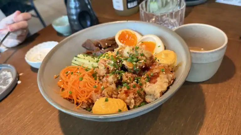 Poke kauss kanaga Roku Resto Tallinnas. ToiduNautleja Restoranide Nädal