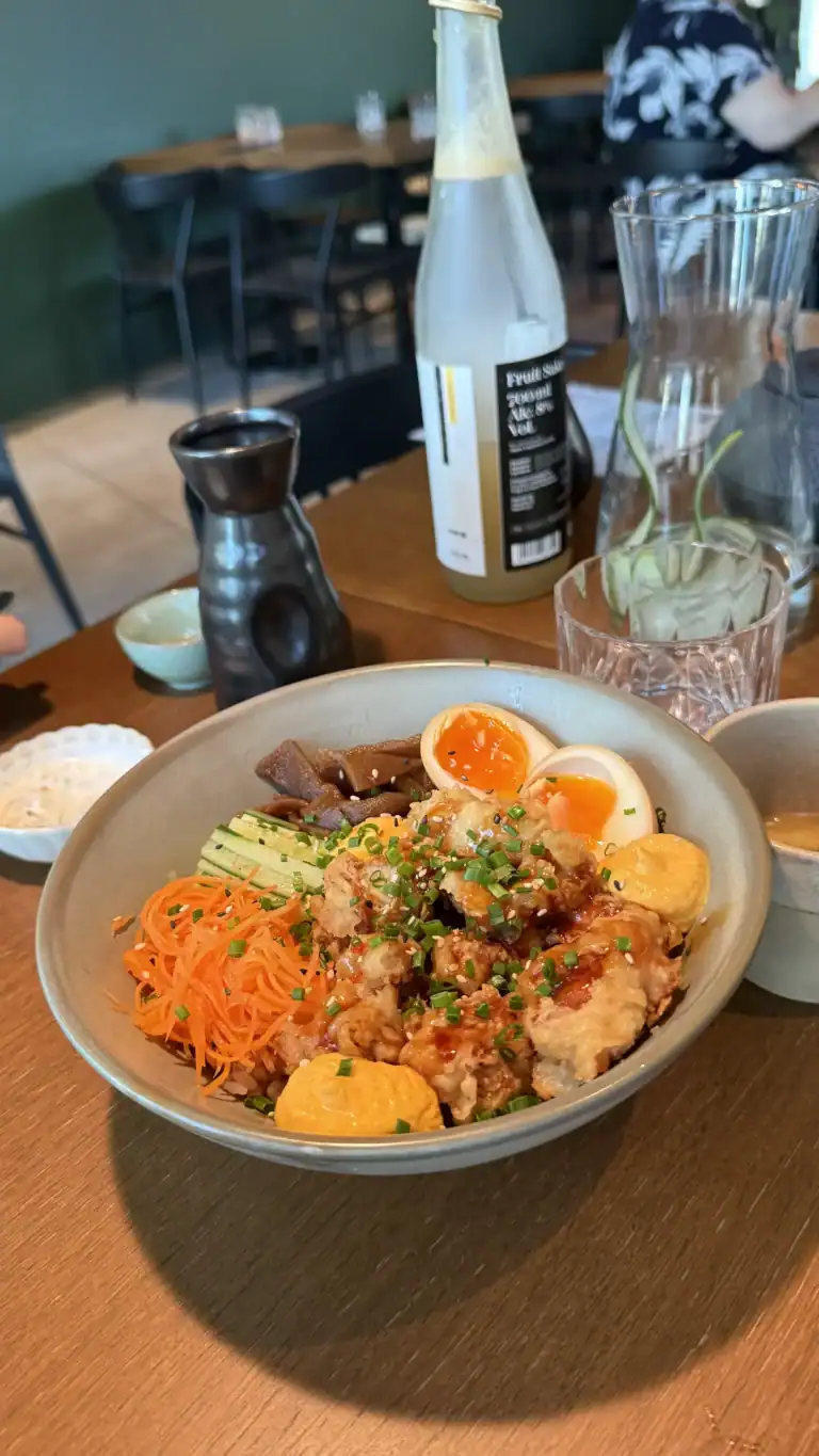 Poke kauss kanaga Roku Resto Tallinnas. ToiduNautleja Restoranide Nädal