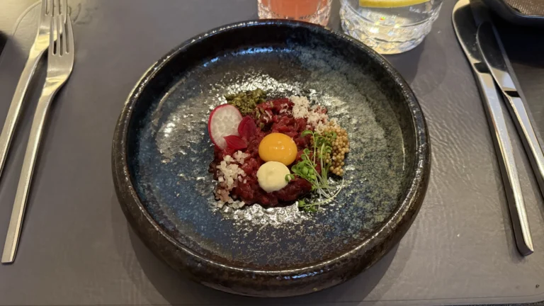 Mix Resto Tallinna vanalinnas. Känguruliha tartar