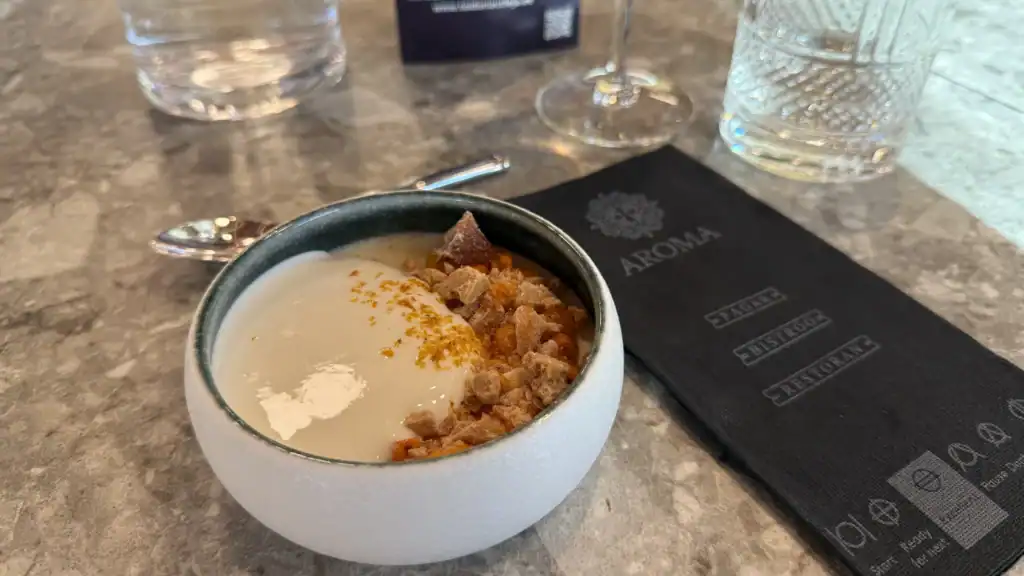 Aroma Bistroo asub Tallinnas Arteri kvartalis, aadressil Veski 1 – üks ägedamaid ja värskemaid kohti linnas, kus söögi kõrvale saab nautida ka moodsat linna-vaa