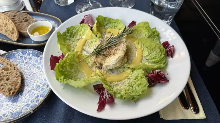 Tasca Portuguesa Tallinna vanalinnas. Portugali restoran kitsejuustu salat