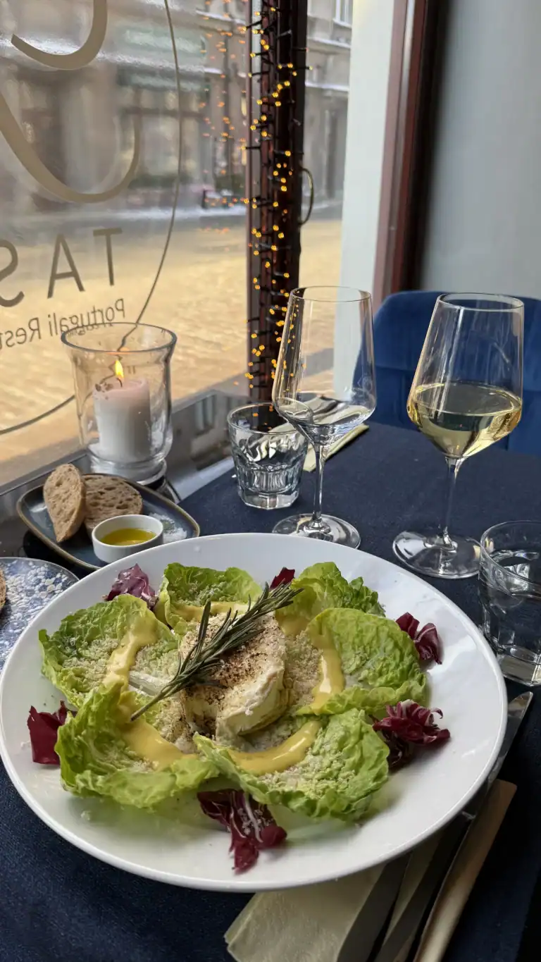 Tasca Portuguesa Tallinna vanalinnas. Portugali restoran kitsejuustu salat