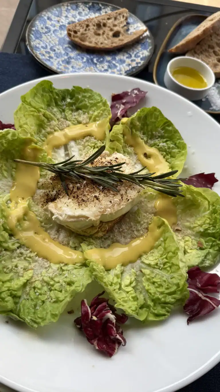 Tasca Portuguesa Tallinna vanalinnas. Portugali restoran kitsejuustu salat