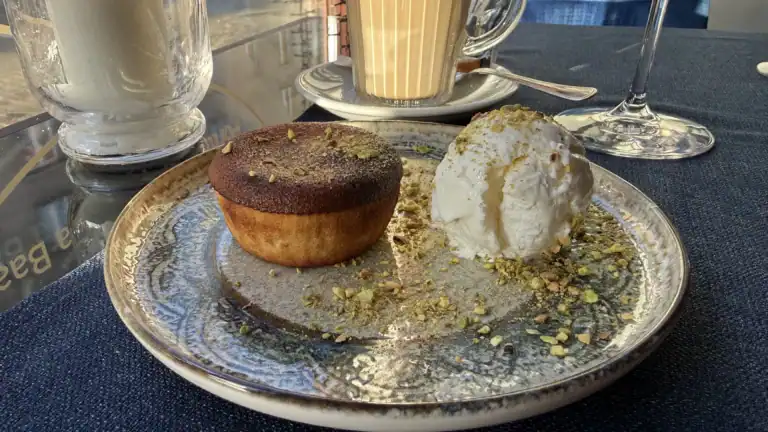 Tasca Portuguesa Tallinna vanalinnas. Portugali restoran pistaatsia fondant