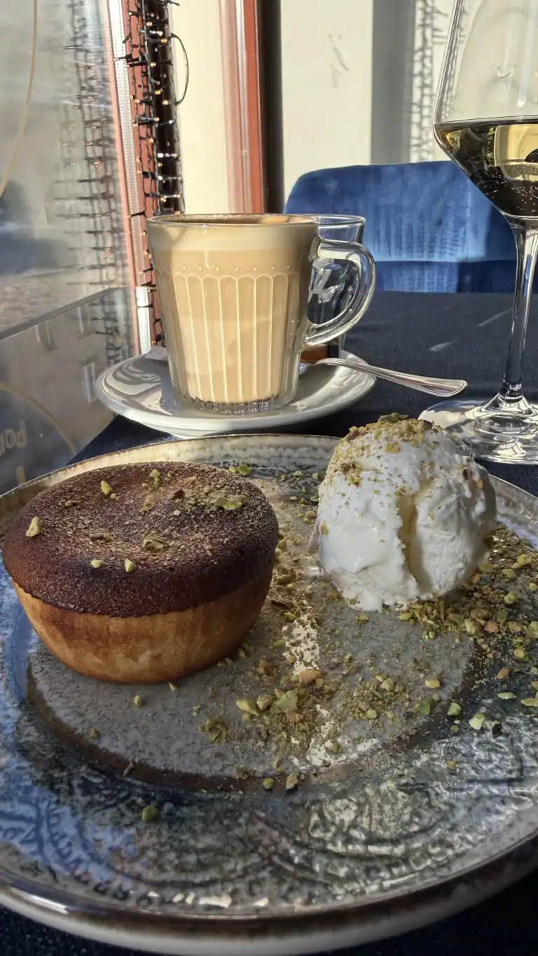 Tasca Portuguesa Tallinna vanalinnas. Portugali restoran pistaatsia fondant