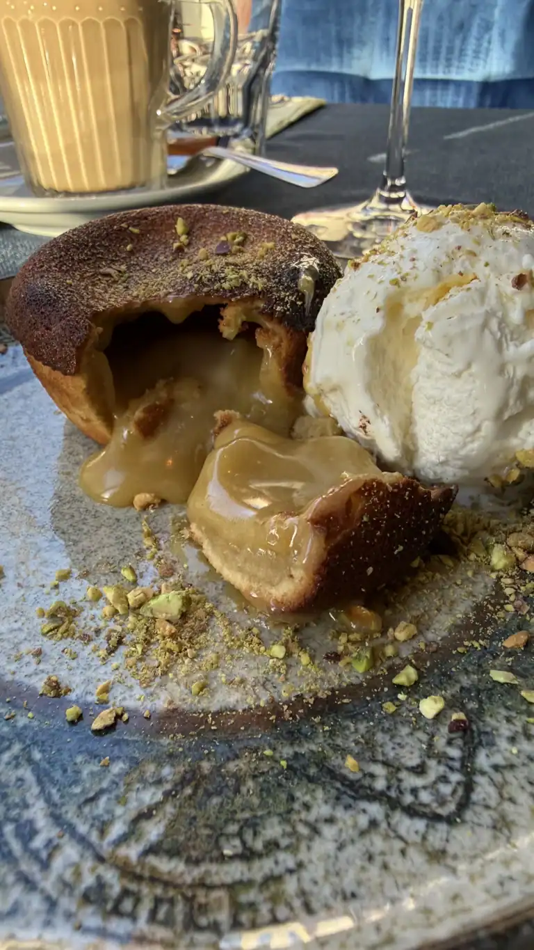 Tasca Portuguesa Tallinna vanalinnas. Portugali restoran pistaatsia fondant