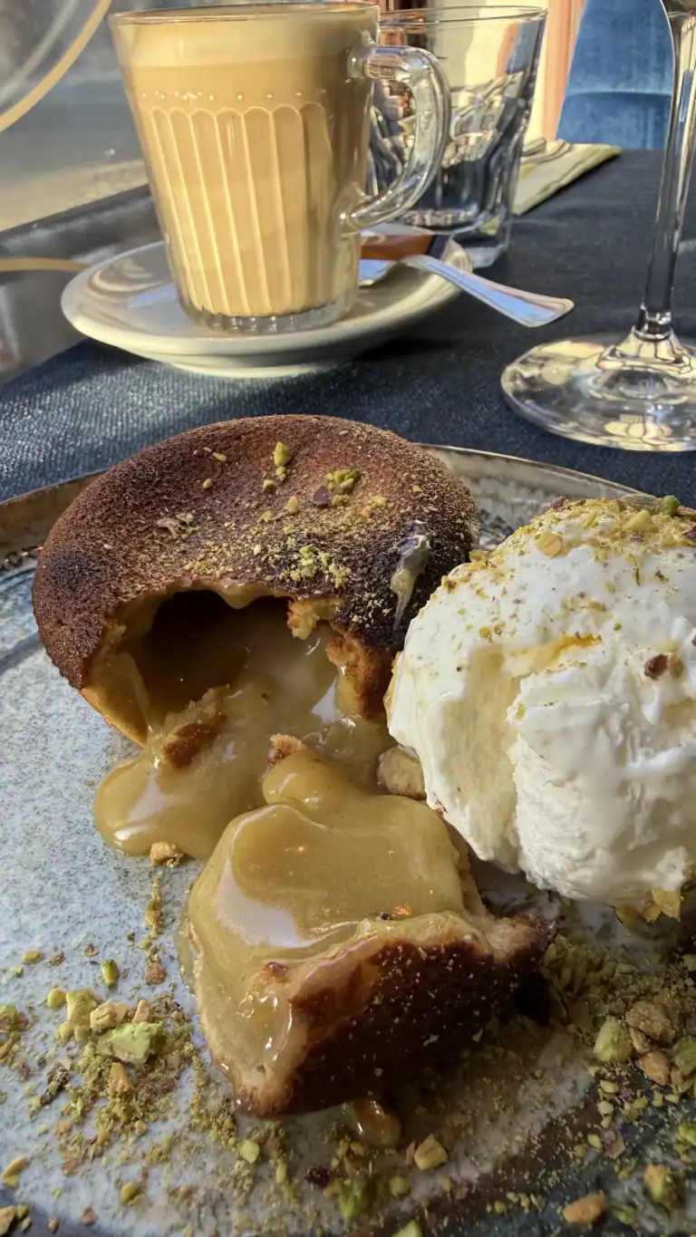 Tasca Portuguesa Tallinna vanalinnas. Portugali restoran pistaatsia fondant